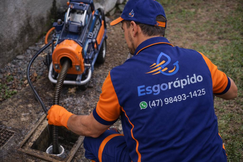 Técnico Esgorápido desentupindo esgoto em Joinville